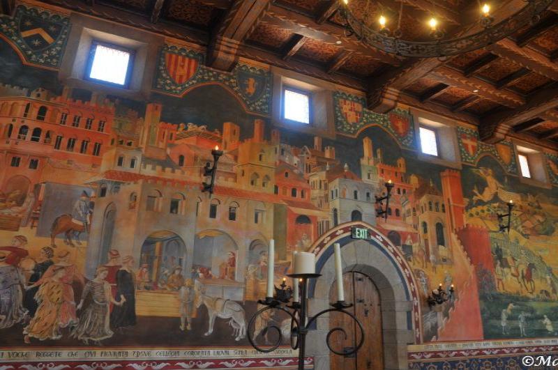 Castello Di Amorosa: фреска средневекового города под деревянным потолком